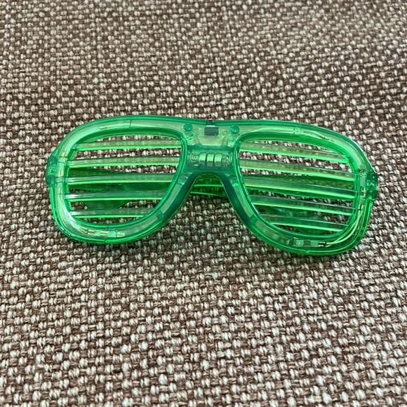 Green Party glasses and Hula Festival bracelet - Picture 2 of 6